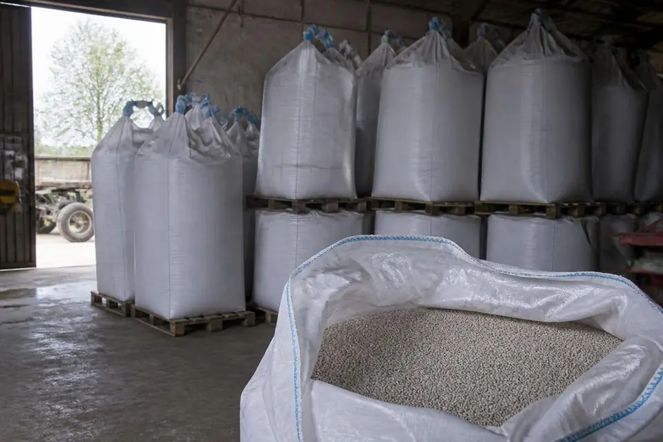 Trąšų big-bag maišai ūkio sandėlyje Lietuvoje — trąšų kainos