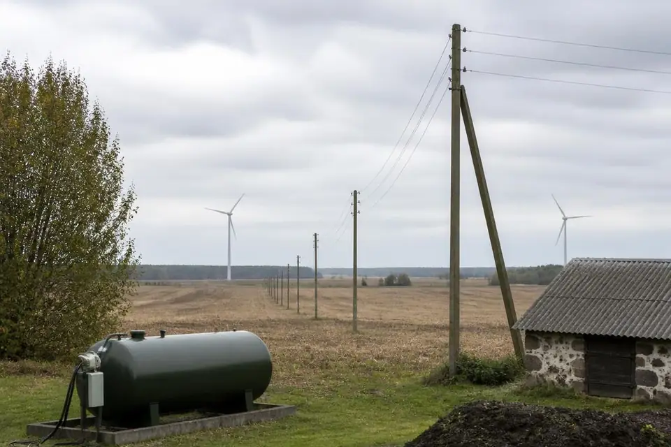 Ūkio kuro talpa, elektros linijos ir vėjo jėgainės Lietuvos kaime